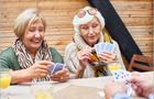 Zwei Seniorinnen beim Kartenspielen